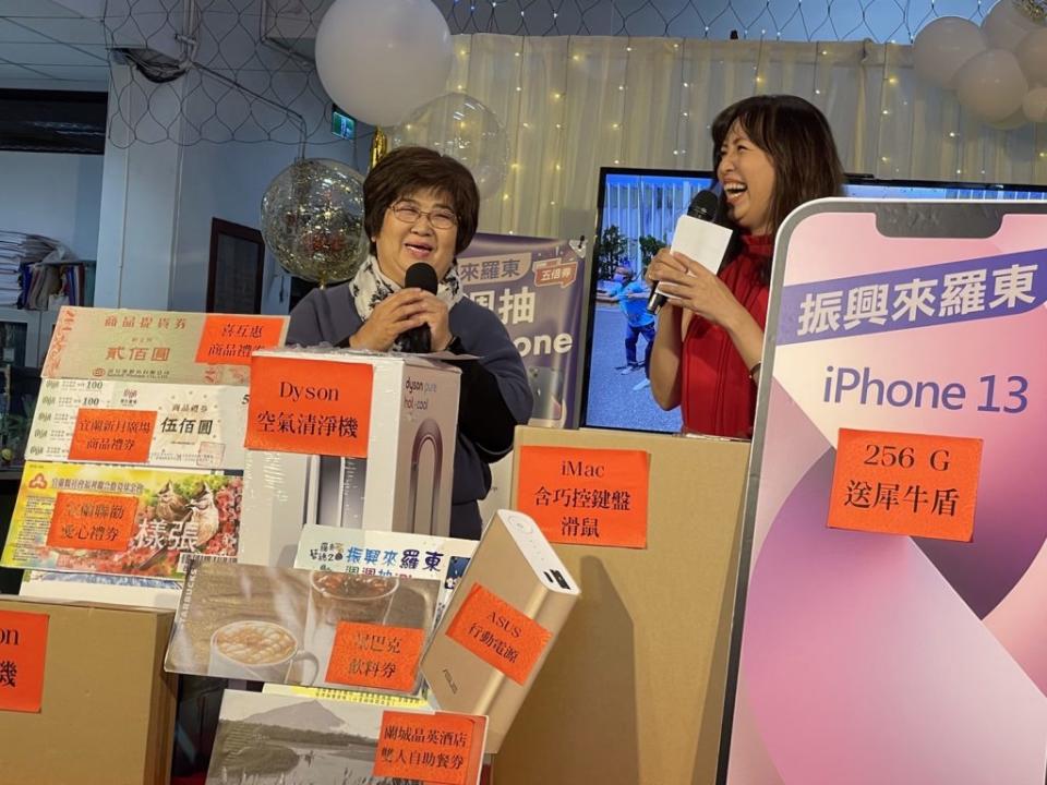 圖一：羅東鎮長吳秋齡主持週週抽ｉＰｈｏｎｅ １３活動。（羅東鎮公所提供）