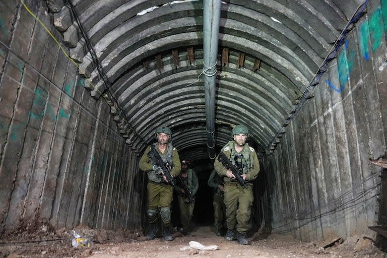 Soldados israelíes en un túnel de Hamas en la Franja de Gaza. (AP Photo/Ariel Schalit)