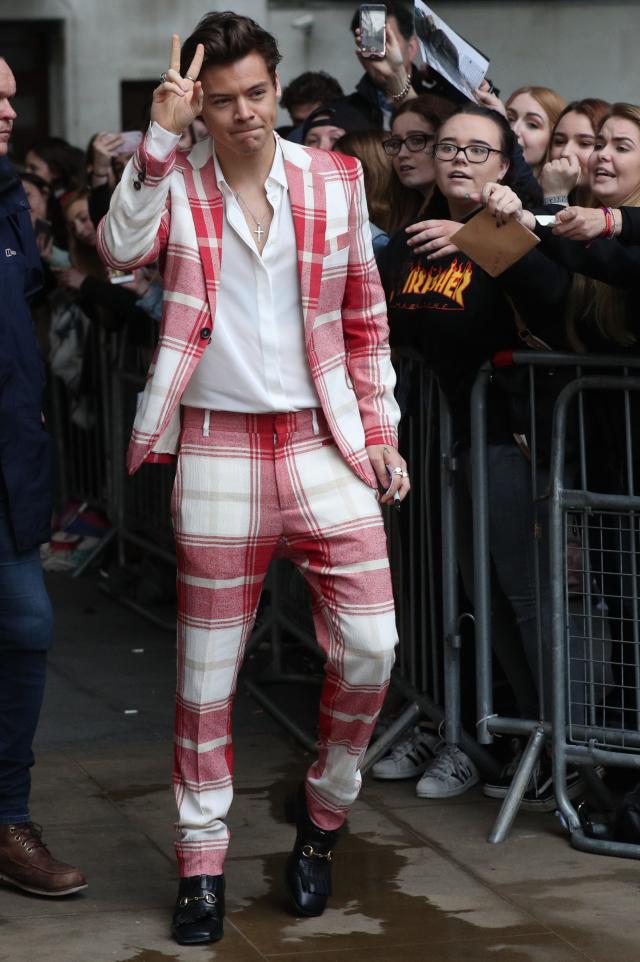 Harry Styles' Best Outfits Through the Years, Photos – Footwear News