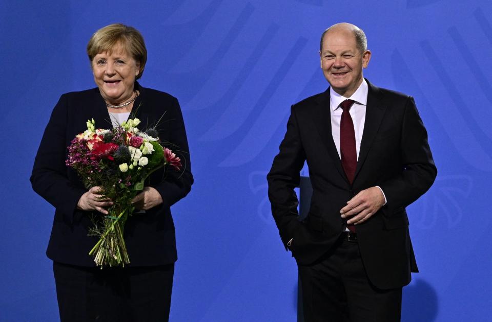 Le nouveau chancelier Olaf Scholz aux côtés d'Angela Merkel lors de la passation de pouvoir, le 8 décembre 2021. - John MACDOUGALL / AFP