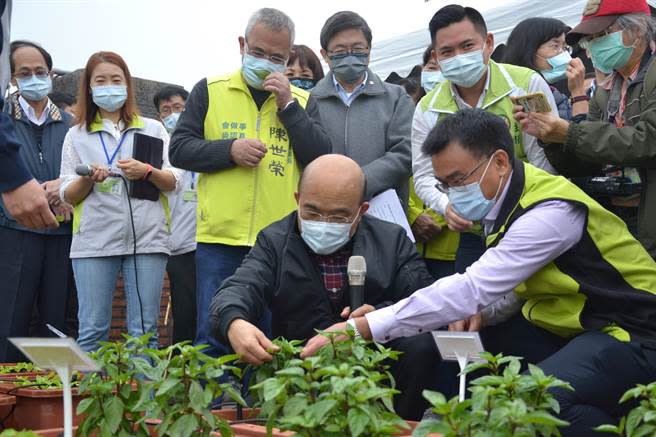 行政院長蘇貞昌到農改所樹林分場視察，希望農委會跨域整合，將農改場技術擴大發揮。（記者蔡雯如攝）