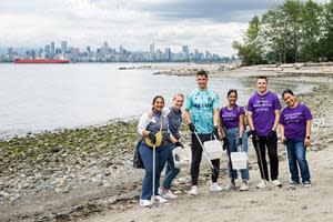 Thomas Hasal, miembro de Vancouver Whitecaps FC, junto con miembros del equipo TELUS en el Ocean Wise Shoreline Champions la semana pasada en Spanish Banks Beach.