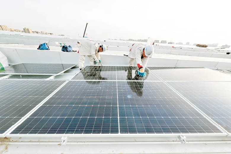工人在北京豐台站地盤安裝太陽能光伏板。（中新社圖片）