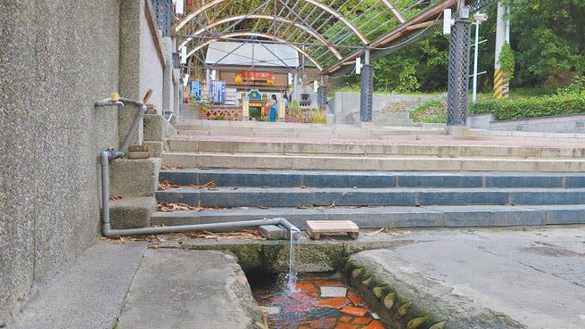 彰化市八卦山紅毛井早年曾是許多在地居民的民生飲用水源，2015年因被驗出大腸桿菌超標，專責管理的彰化藝術館禁止民眾取水作飲用水，但增設洗衣道、打造小水塘供婦女取水洗衣。（謝瓊雲攝）