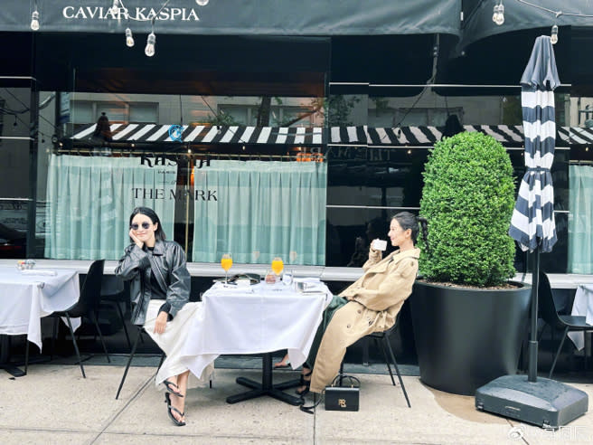高圓圓和好友孫嘉一在紐約街頭用餐。（圖／微博）
