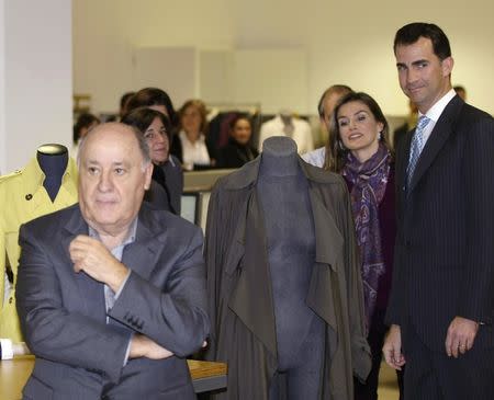 Spain's Princess Letizia and Crown Prince Felipe (R) stand next to chairman of Spanish global fashion group Inditex, Amancio Ortega (L), during a visit to an Inditex factory in Coruna, northern Spain December 2, 2008. REUTERS/Miguel Vidal