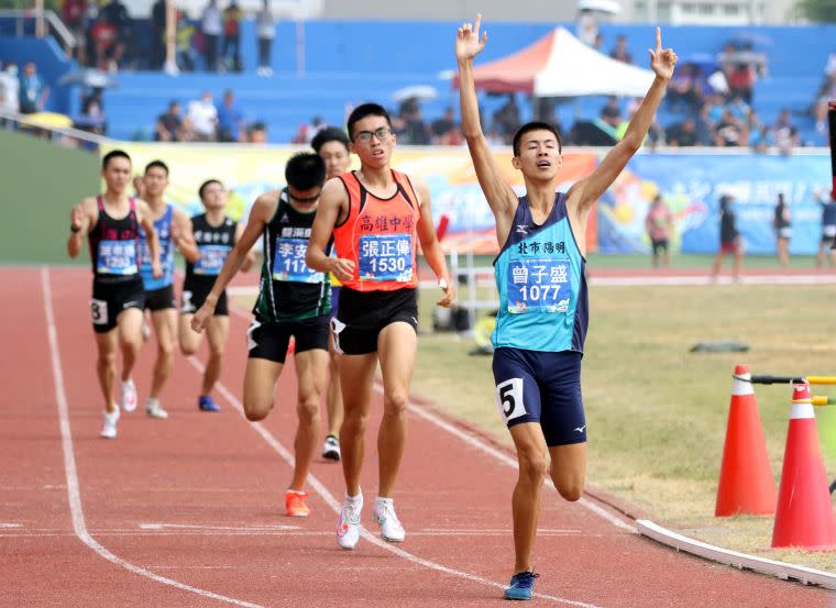 高男800公尺決賽，陽明高中曾子盛1:52.46稱王。林嘉欣／攝影。