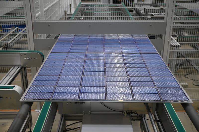 Last production line of solar modules rolls off the assembly line in Freiberg