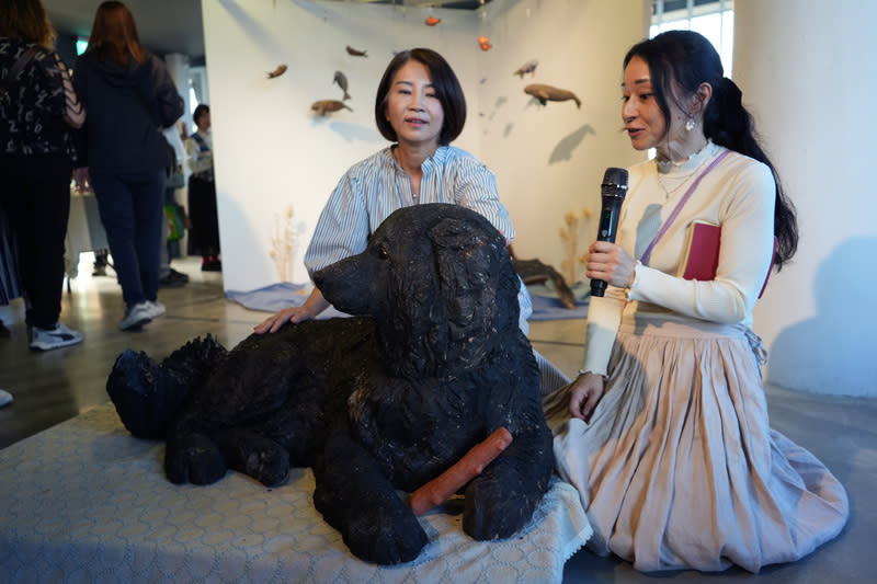 藝術家橋本美緒應邀登台參與「極度日常」特展 屏東縣車城鄉看海美術館20日起推出特展「極度日 常」，參展日本藝術家橋本美緒（右）19日在開幕記 者會中向屏東縣長周春米（右2）介紹展示作品。 中央社記者黃郁菁攝 113年4月19日 