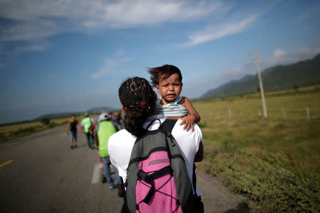 A migrant boy, traveling with a caravan of thousands from Central America en route to the United States, cries during walk along the highway to Juchitan from Santiago Niltepec, Mexico, October 30, 2018. REUTERS/Ueslei Marcelino