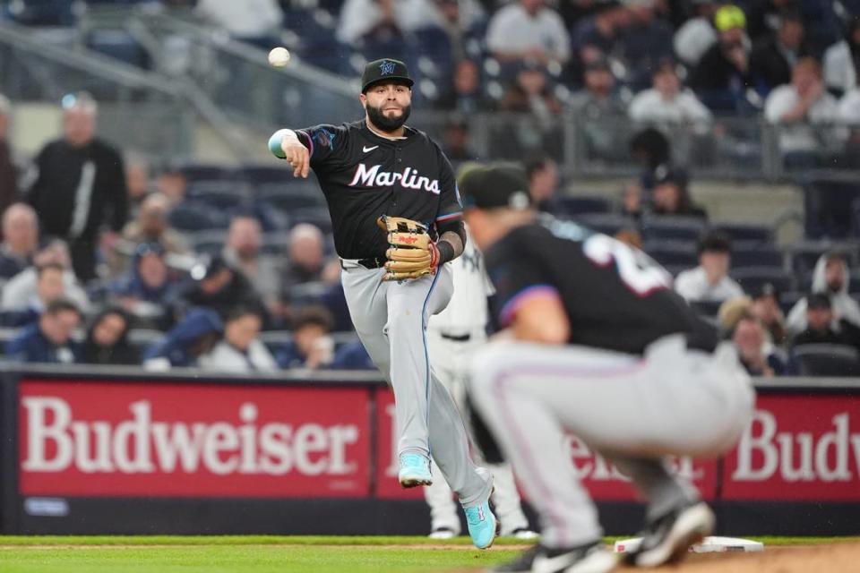 El tercera base de los Marlins Jake Burger tira a primera base en una jugada en el sexto inning del partido ante los Yankees, celebrado el 8 de abril de 2024 en Nueva York.