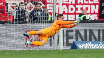 <p>Der HSV hat U21-Nationaltorhüter Julian Pollersbeck vom Zweitligisten 1. FC Kaiserslautern verpflichtet. Wie die Hamburger mitteilten, erhält der 22-Jährige, zurzeit bei der U21-EM in Polen im Einsatz, vorbehaltlich des noch zu absolvierenden Medizinchecks einen Vierjahresvertrag bis 2021. Der FCK bekommt für sein Torwart-Talent wohl 3,5 Millionen Euro. (Getty Images)</p>