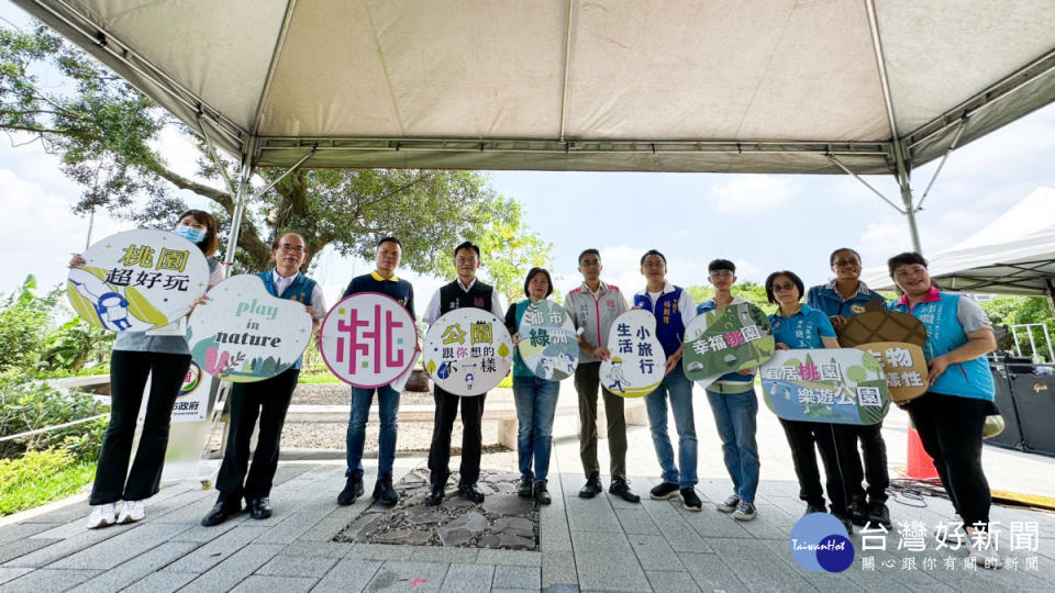 詹榮鋒秘書長前往八德區出席「八德溪濱公園開園典禮」與貴賓合影