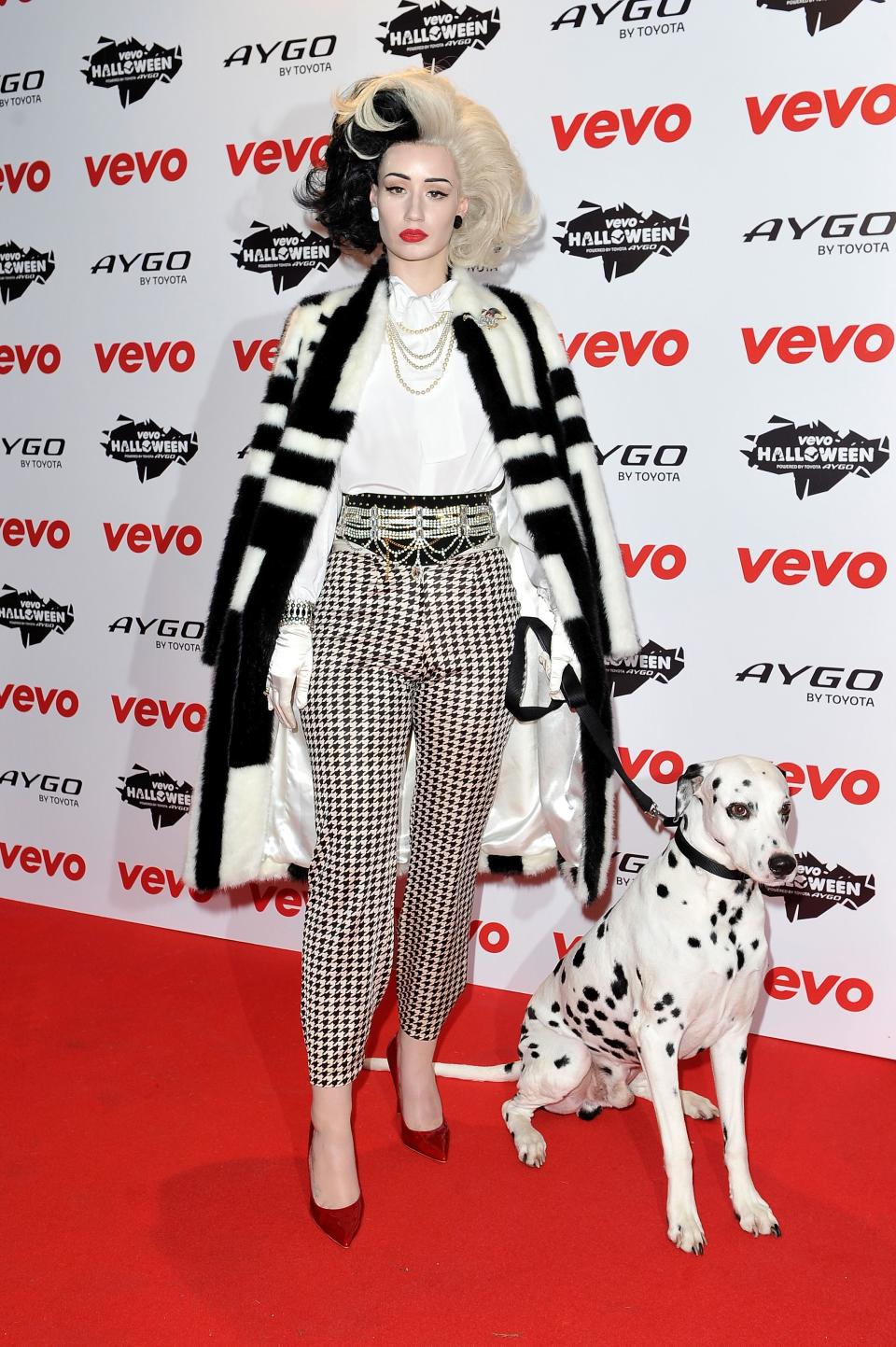 Die australische Rapperin Iggy Azalea zeigte 2013, dass sie eine wahre Tierfreundin ist. Mit schwarz-weißer Betonfrisur posiert sie als Disney-Bösewicht Cruella De Vil bei der "Vevo"-Halloweenparty. Ein echter Hund rundete ihr Outfit perfekt ab, denn ihr Kostüm basierte auf dem Zeichentrickfilm "101 Dalmatiner". (Bild-Copyright: Getty Images)