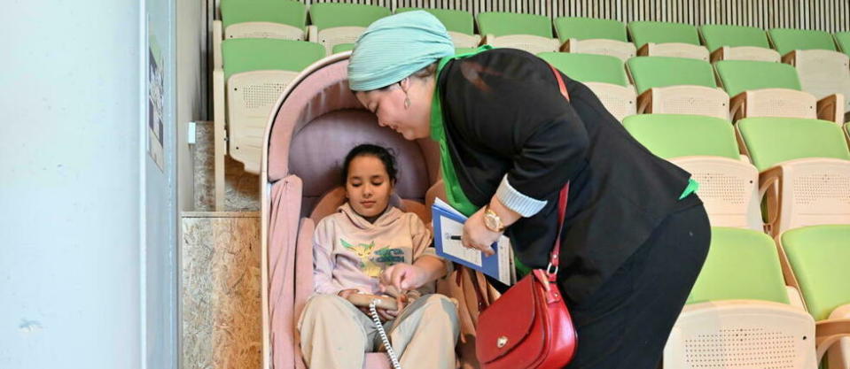 Hind et sa maman Aïcha, aux journées portes ouvertes à la Maison de l'autisme à Aubervilliers (93), le 17 mai 2023.  - Credit:ÉLODIE GREGOIRE POUR « LE POINT »