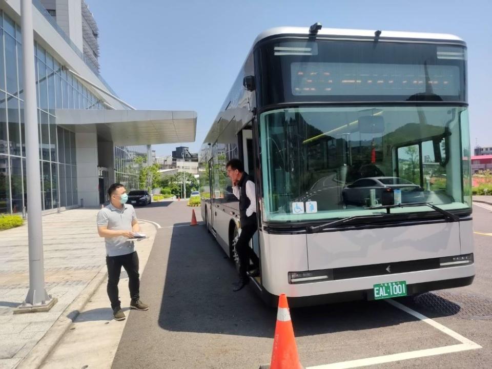 《圖說》鴻海精密工業公司於今年4月啟動中型巴士作為園區接駁，寶高園區所有員工皆可透過識別證搭乘，預計7月升級為電動大巴，藉此減少通勤時間及宣導環境友善之綠色運具。〈經發局提供〉