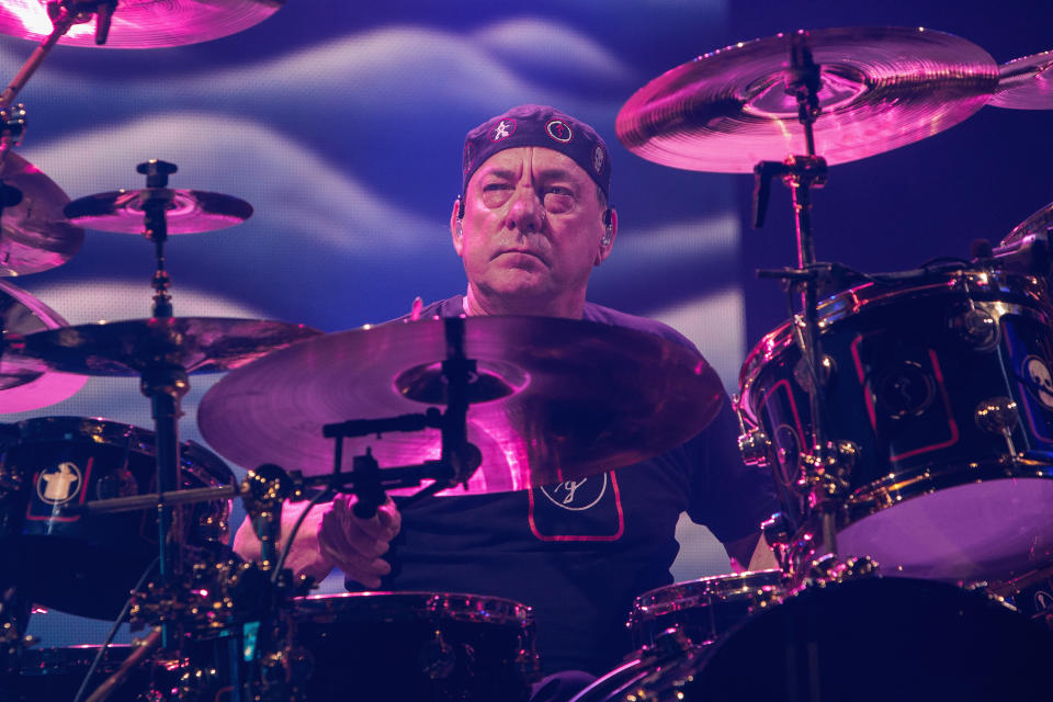 Neil Peart bei einem Rush-Konzert 2015 (Bild: Mat Hayward/Getty Images)