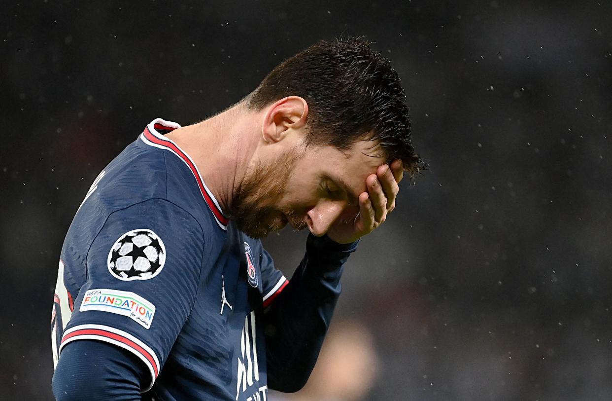 Lionel Messi camina cabizbajo durante el partido de Champions entre el PSG y el Real Madrid. (Foto: Franck Fife / AFP / Getty Images).