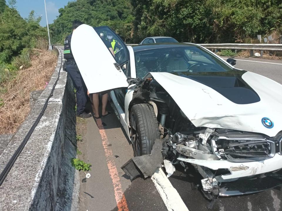 轎車車頭全毀，機車則被撞成碎片。（圖／東森新聞）