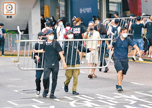 大批反對修訂《逃犯條例》的示威者於上周三包圍立法會，並與警方發生激烈衝突。