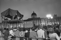 Plaza de Trafalgar, en Londres. (Photo by Hulton-Deutsch/Hulton-Deutsch Collection/Corbis via Getty Images)