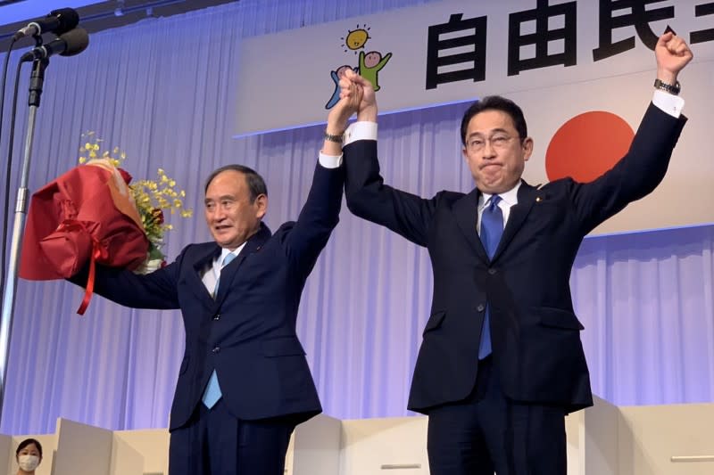 日本自民黨第26代與27代總裁交接：菅義偉與岸田文雄。（自民黨官方推特）
