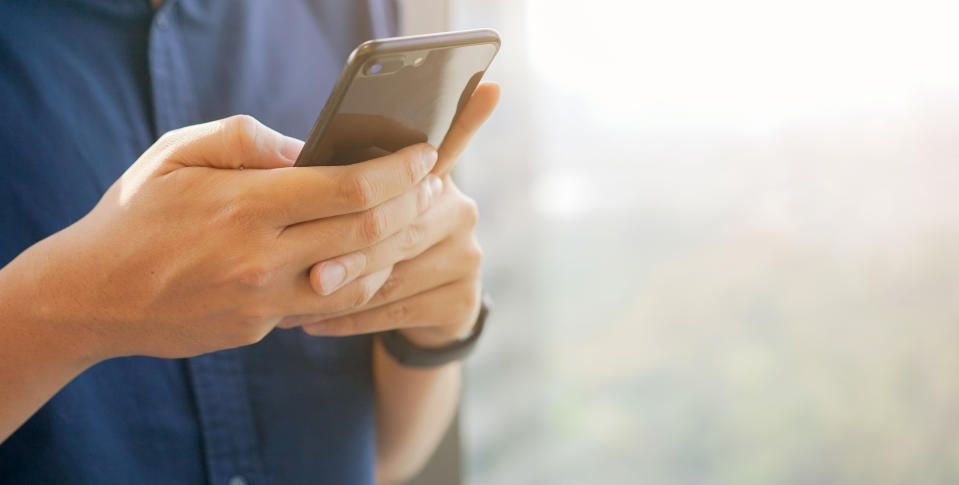 Cada vez es más habitual que se realicen negociaciones entre empresas a través de mensajes de texto. Foto: Getty Images. 