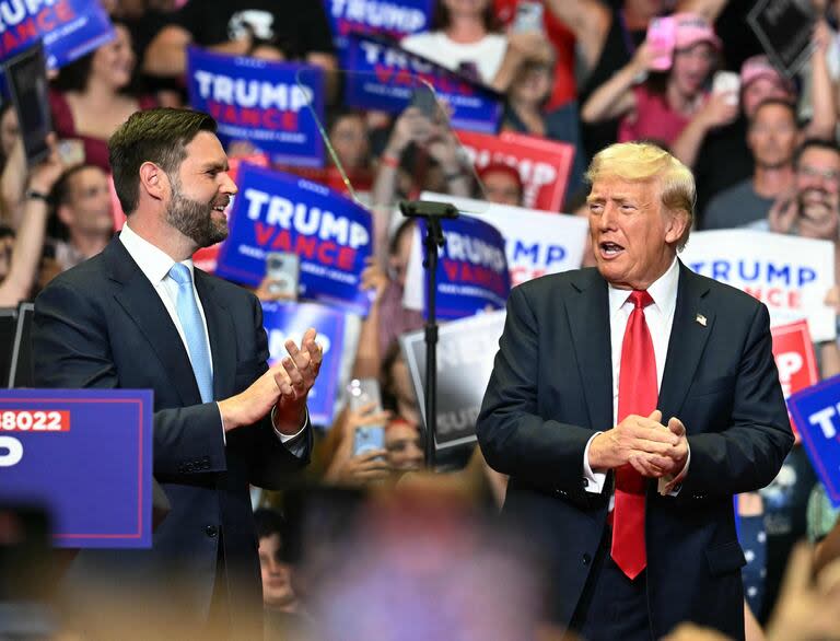 J.D. Vance y Donald Trump, en un evento de campaña en Grand Rapids, Michigan, el 20 de julio de 2024. (Jim WATSON / AFP)