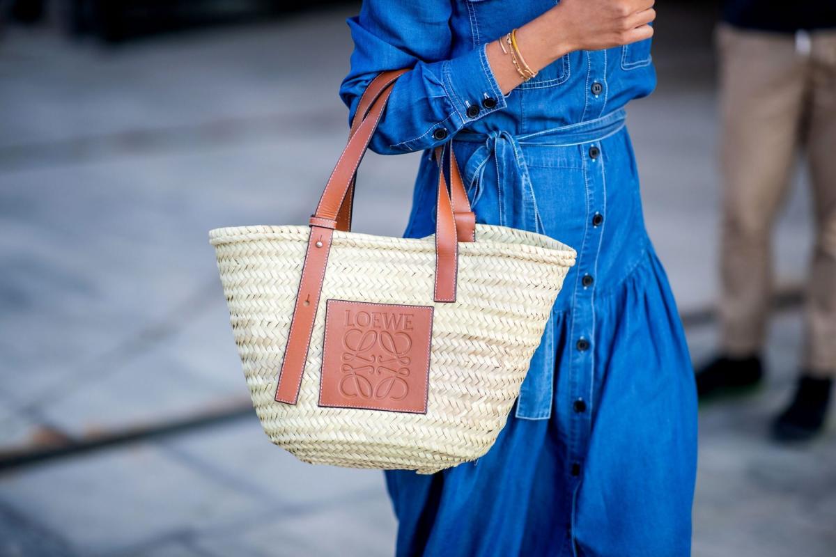 Paulas Ibiza Pochette Raffia Tote in Beige - Loewe