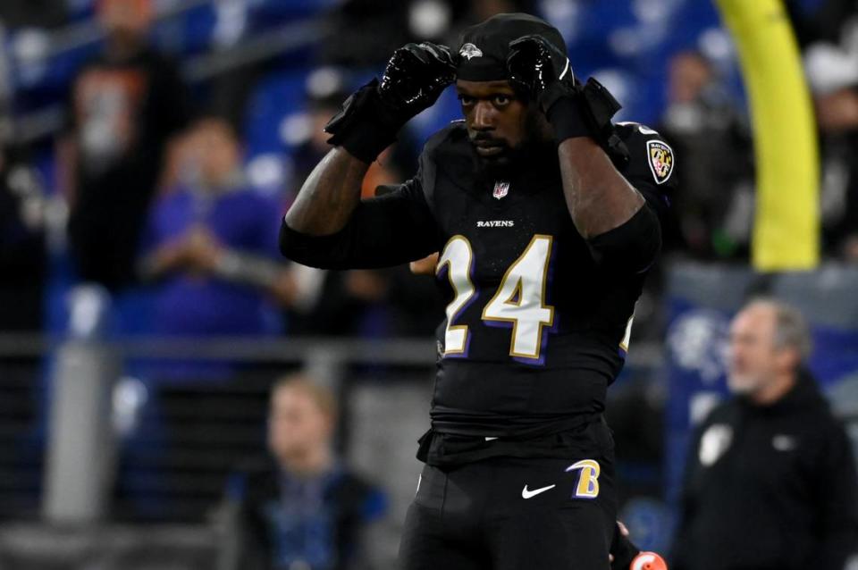 Baltimore Ravens linebacker Jadeveon Clowney (24) warms up before a game against the Cincinnati Bengals at M&T Bank Stadium.