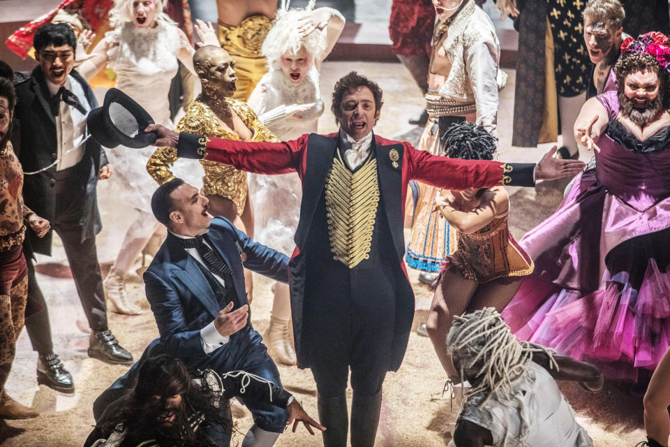 Hugh Jackman at the center of the cast of the greatest showman performing