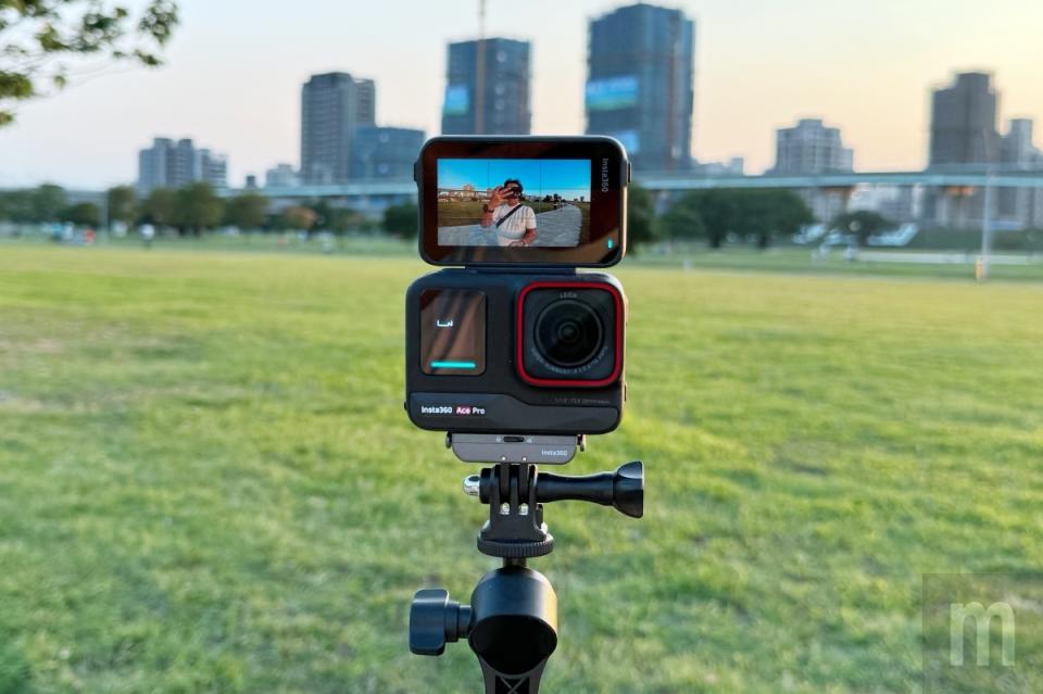 ▲Insta360 Ace Pro增加可180度上掀的2.4吋觸控螢幕，換上1/1.3吋感光元件，以及徠卡合作鏡頭技術，更增加諸多便利的拍攝功能