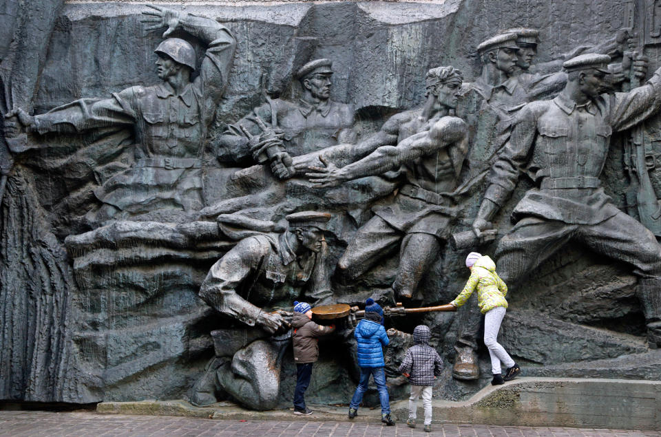 <p>Ukrainische Kinder spielen an einer Gedenkstätte für die Soldaten des Zweiten Weltkriegs in Kiew. (Bild: AP Photo) </p>