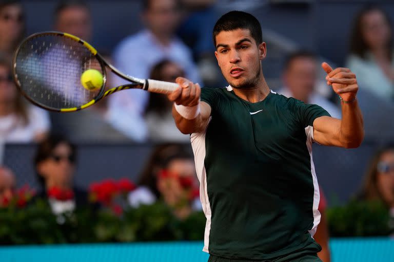 Carlos Alcaraz dio otro gran golpe en Madrid, venciendo a Djokovic (el número 1 del mundo) en las semifinales. 