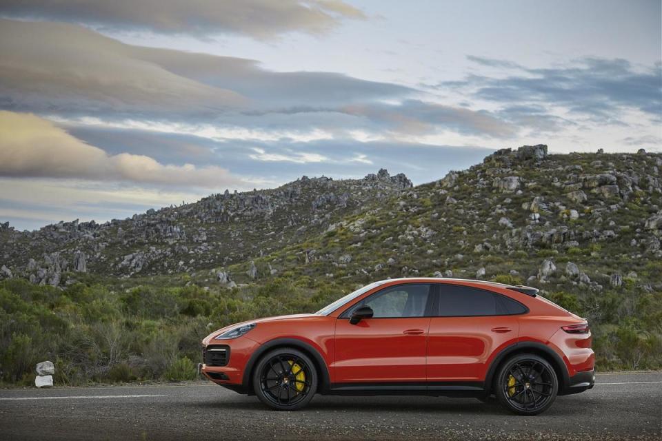 在 2019 年春季，保時捷推出具有與 911 相似流線車頂線條的 Cayenn Coupé。