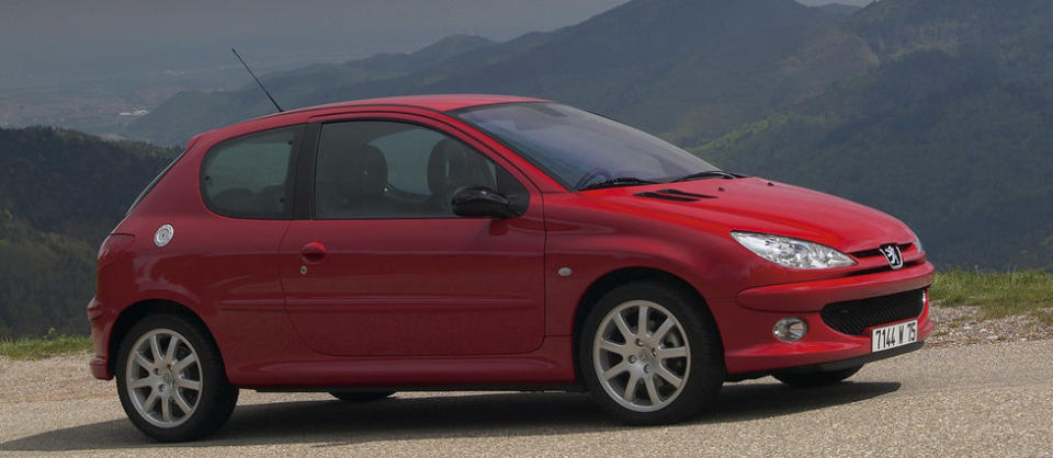 Une Peugeot 206 HDI de seize ans d'âge est le genre de véhicule remis en service par les Français en période de pandémie