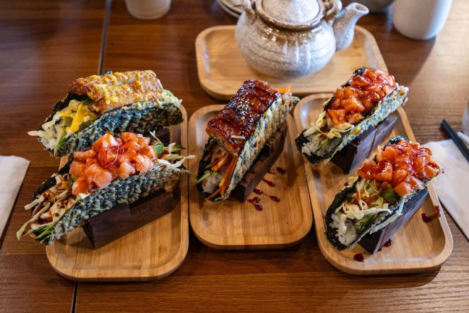 Una variedad de tacos de sushi –Taco Tonkatsu, Taco Ebi y Taco Sake–  se ofrecían el sábado, 4 de mayo de 2024, en el restaurante Engawa Fusion, que abrió recientemente en Stockton Boulevard cerca de Florin Road, en el sur de Sacramento.