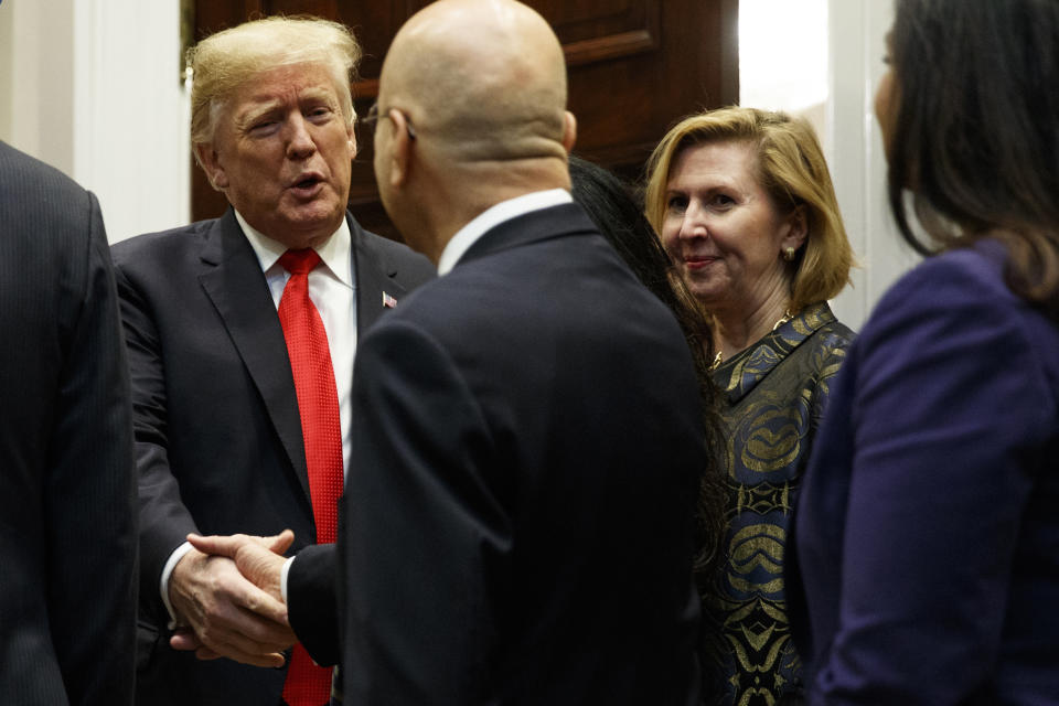 La asesora adjunta de Seguridad Nacional, Mira Ricardel, observa al presidente Donald Trump durante una ceremonia en la Casa Blanca, el martes 13 de noviembre. (AP Foto/Evan Vucci)