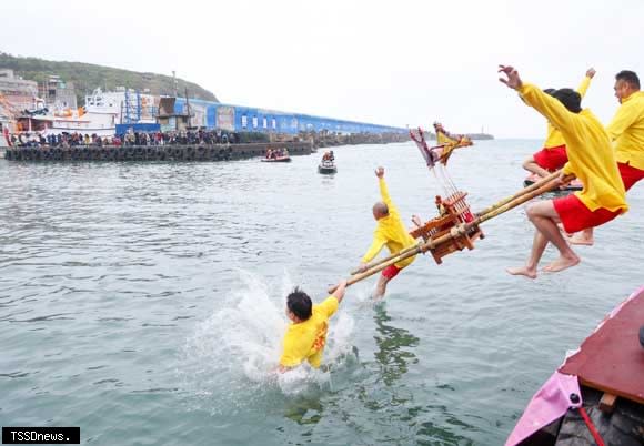 野柳神明淨港文化祭今（廿四）日舉辦延續百年傳統「水裡去、火裡來」祈福是北台灣元宵特色宗教慶典。（記者蘇春瑛攝）