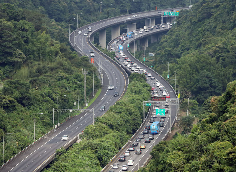 端午節連假第一天　國道部分路段塞車（1） 端午節連續假期第一天，國道部分路段壅塞，高速公 路局研判8日下午國5南向南港系統-頭城等9處路段易 塞車。圖為國道5號南向南港到石碇路段，午後車輛 排成長龍。 中央社記者郭日曉攝  113年6月8日 