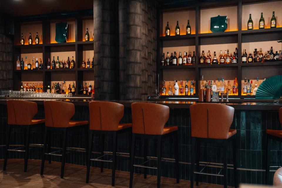 El bar de Tanka, un nuevo restaurante asiático en el barrio Edgewater de Miami.