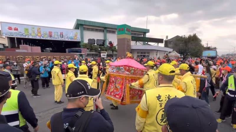 白沙屯媽祖在泰山田中廠停駕。（圖／翻攝自白沙屯媽祖網路電視台YouTube）