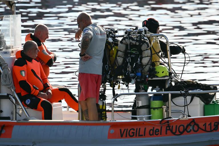 El 23 de agosto de 2024, cuatro días después del hundimiento del yate de lujo con bandera británica Bayesian, los buzos de los Vigili del Fuoco, el cuerpo de bomberos italiano, abandonan el puerto de Porticello, cerca de Palermo, para reanudar la búsqueda de una última persona desaparecida