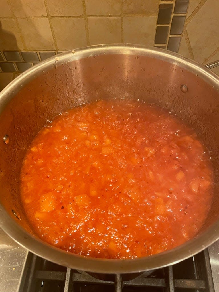 Quince jam in the cooking process.
