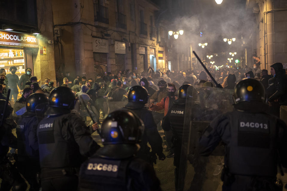 Le immagini della seconda notte di manifestazioni contro le restrizioni anti-Covid a Barcellona, sabato 31 ottobre. Una ventina di persone è risultata ferita, e altrettante sono state arrestate. (AP Photo/Emilio Morenatti)