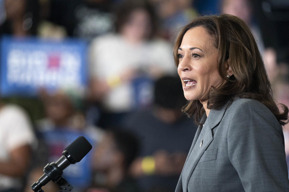 La vicepresidenta de Estados Unidos, Kamala Harris, habla ante una multitud durante un evento de campaña en la escuela secundaria James B. Dudley el 11 de julio de 2024 en Greensboro, Carolina del Norte. Harris continúa haciendo campaña antes de las elecciones presidenciales mientras los demócratas enfrentan dudas sobre la aptitud del presidente Biden en su candidatura a la reelección contra el expresidente Donald Trump. (Foto de Sean Rayford/Getty Images)