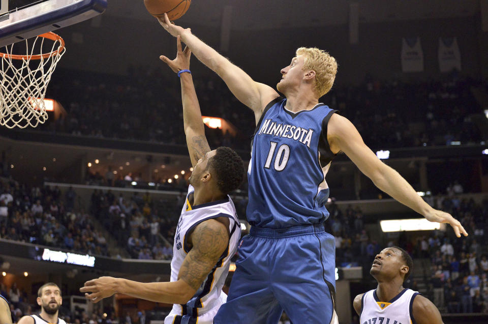 Chase Budinger (10) jugó durante 8 años en la NBA, donde vistió los colores de 4 equipos diferentes. (AP Foto/Brandon Dill)