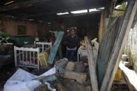 Los cuerpos de socorro de Guatemala proseguían este jueves la búsqueda de víctimas del terremoto que provocó ya 52 muertos, 22 desaparecidos, centenar y medio de heridos y miles de damnificados en una empobrecioda zona con mayoría de población maya. (AFP | johan ordonez)