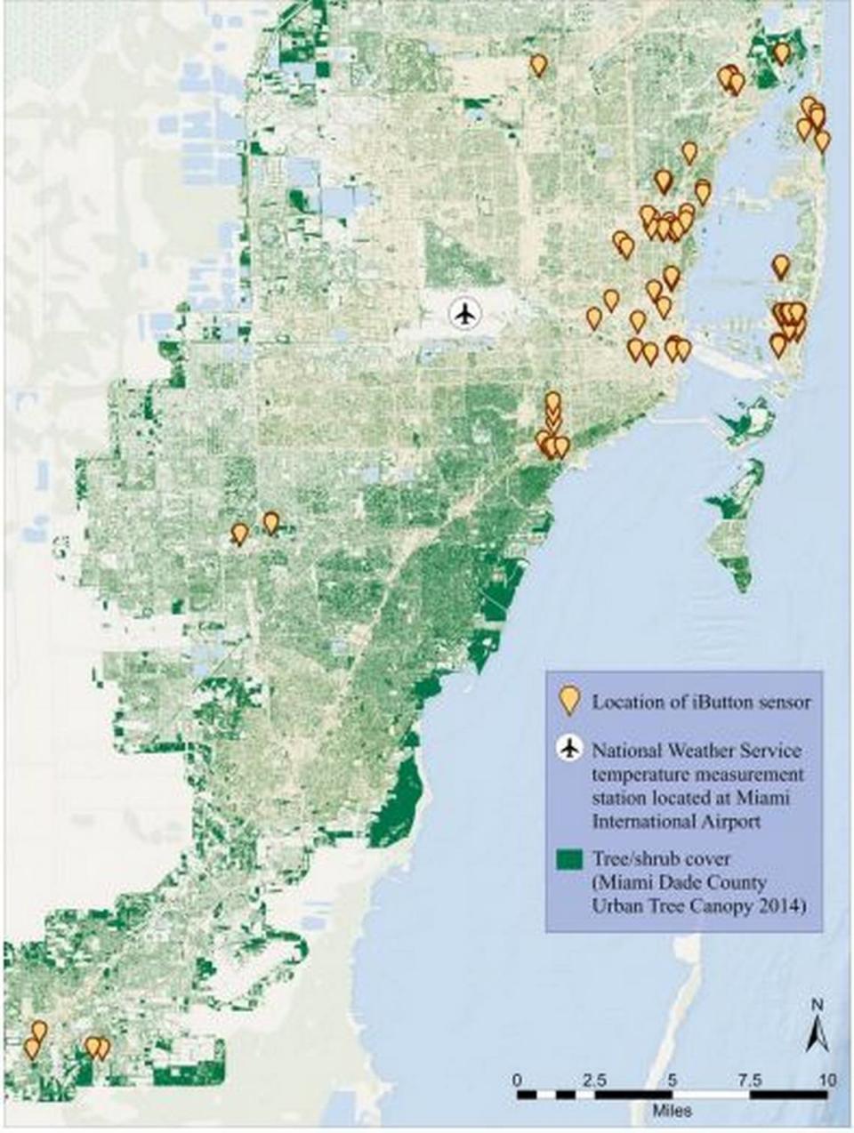 Mapa del Condado Miami-Dade que muestra las ubicaciones de la medición de temperatura del Aeropuerto Internacional de Miami (MIA) y de los sensores iButton. Las copas de los árboles se superponen como referencia.