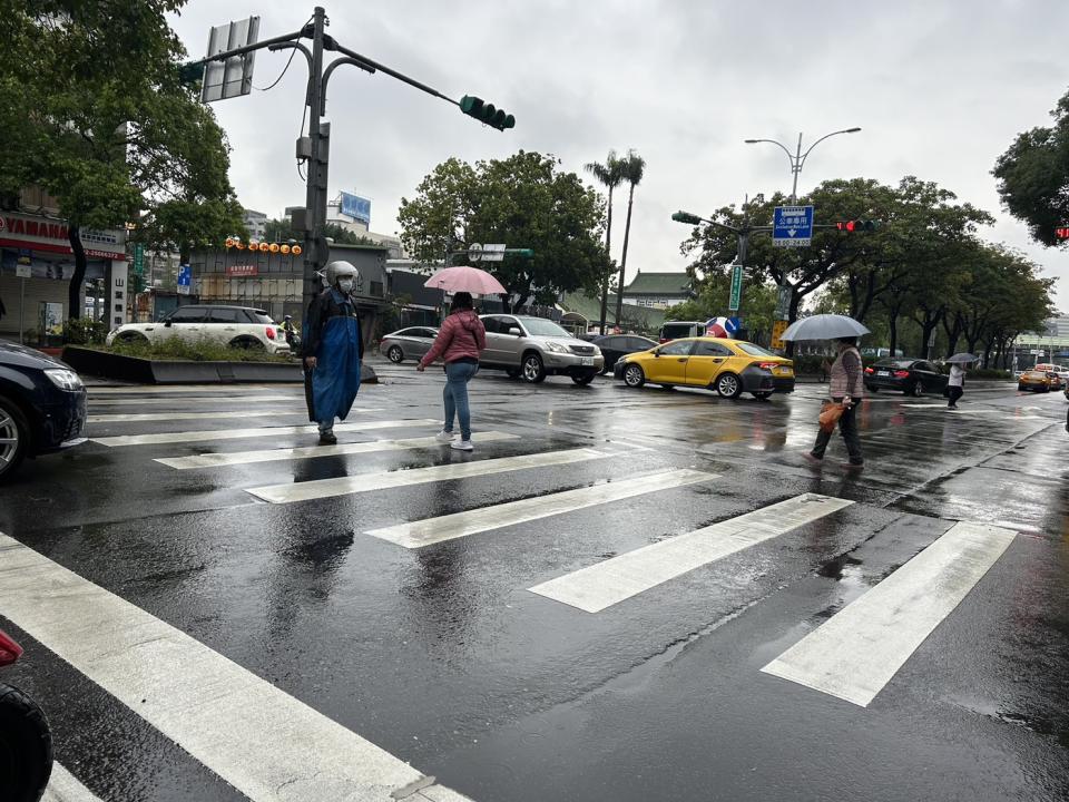 今(6)日鋒面通過，北部及東北部地區有短暫陣雨，並有局部較大雨勢發生的機率。   圖：林岑韋／攝